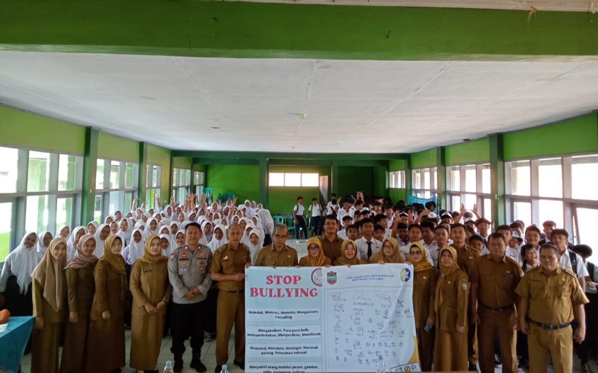 Polsek Cipaku Polres Ciamis Datangi SMPN 2 Cipaku Beri Binluh Bahaya Kenakalan Remaja ke Siswa