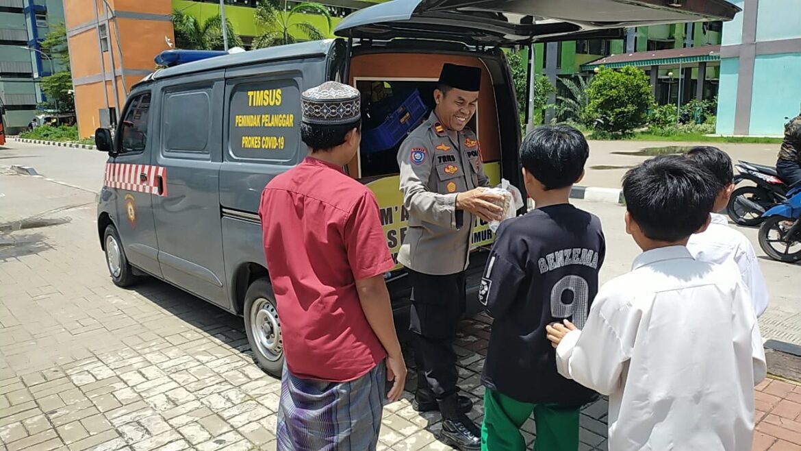 Bagikan makanan dan minuman ke jemaah Masjid Al Kautsar, “Kapolsek : Jumat Peduli saatnya berbagi sesama “