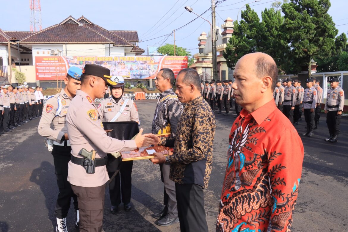 Kapolres Pimpin Korps Raport Kenaikan Pangkat dan Beri Penghargaan Pengabdian