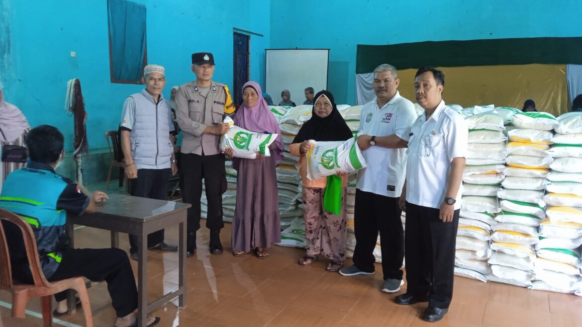 Beri Rasa Aman, Polsek Sukadana Polres Ciamis Monitoring Penyaluran Bantuan Pangan Beras di Desa Margajaya