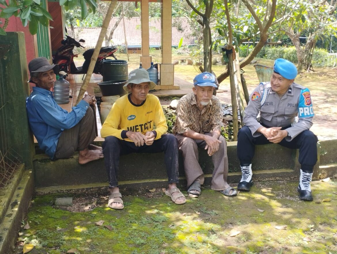 Antisipasi Gangguan Kamtibmas, Polsek Sukadana Polres Ciamis Giat Silaturahmi kepada Warga