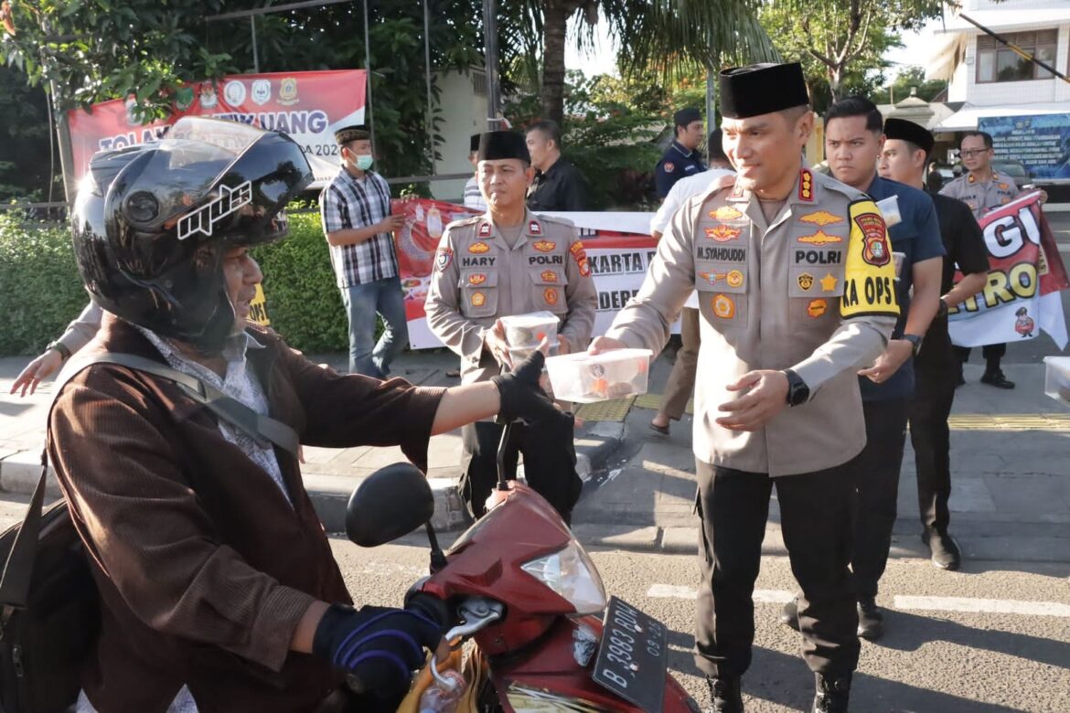 Berkah Ramadhan, Polres Metro Jakarta Barat dan Polsek Kalideres Bagikan 250 Paket Takjil dan Santunan untuk Anak Yatim