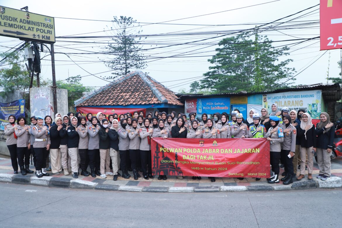 Raih Berkah Ramadhan, Polwan Polda Jabar Bagi Bagi Takjil Gratis Kepada Masyarakat Pengguna Jalan