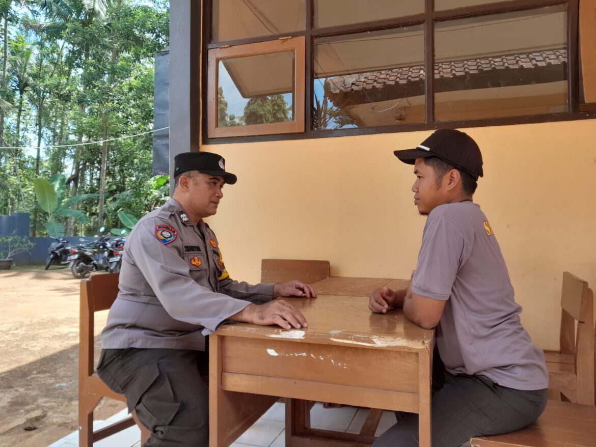Gali Informasi, Polsek Sukadana Polres Ciamis Giat Silaturahmi Kepada Satpam SMAN 1 Sukadana