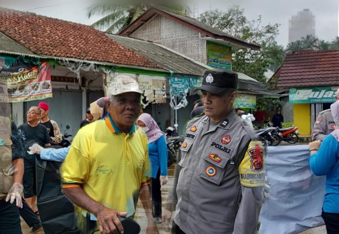 Polsek Sukadana Polres Ciamis Monitoring Giat Gotong Royong Pembersihan Sekitar Pasar Dongkal