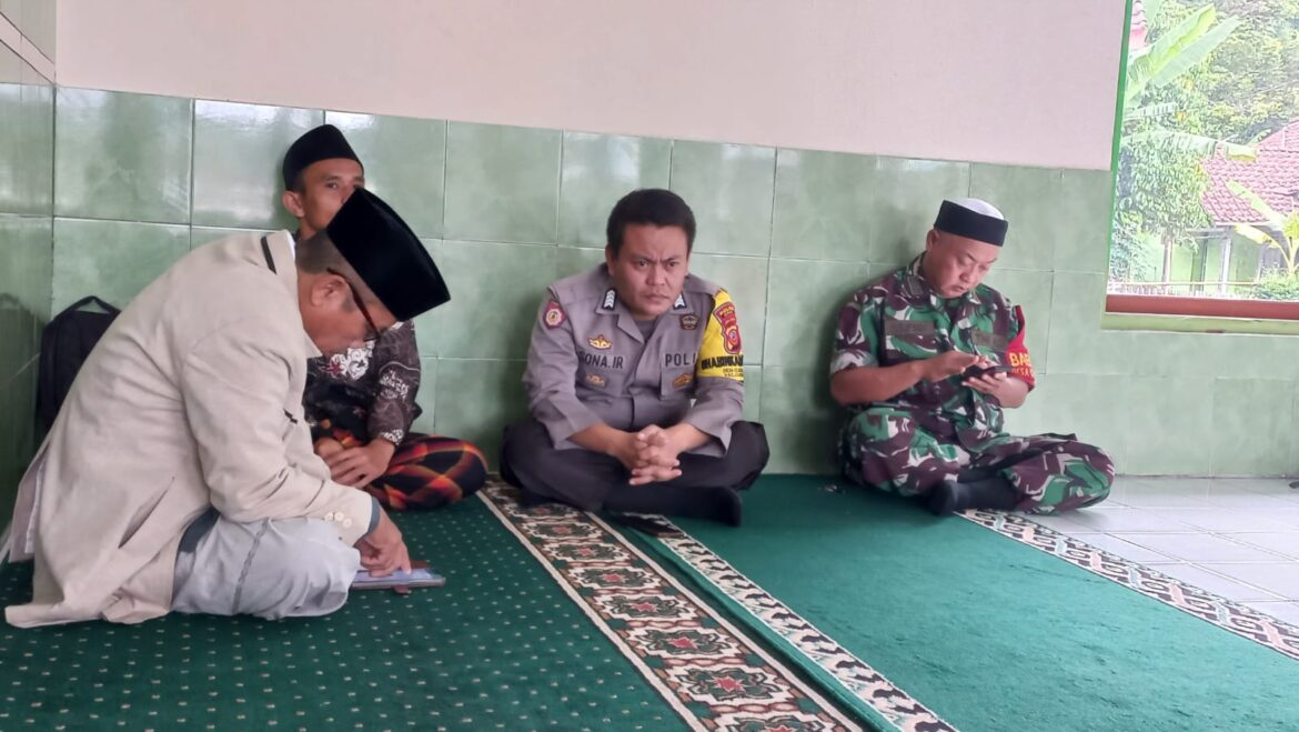 Safari Ramadan, Polsek Cijeungjing Ikuti Pengajian Bersama Warga Desa Cijeungjing