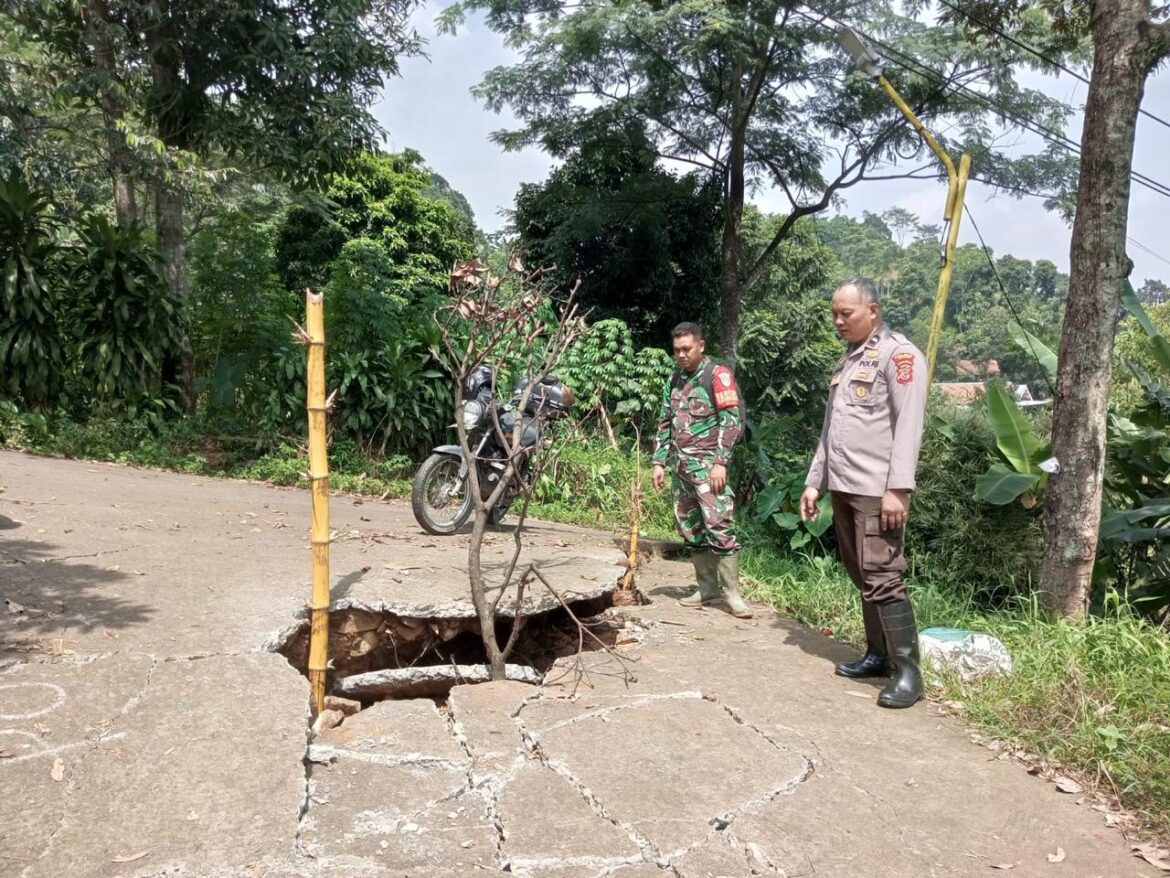 Anggota Polsek Sukamakmur Cek Lokasi TKP Adanya Pergeseran Tanah di Desa Cibadak
