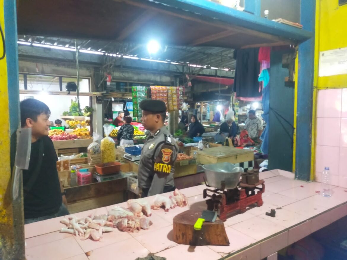 Satuan Samapta Polres Ciamis Cek Harga Bahan Pokok di Komplek Pasar Imbanagara Ciamis