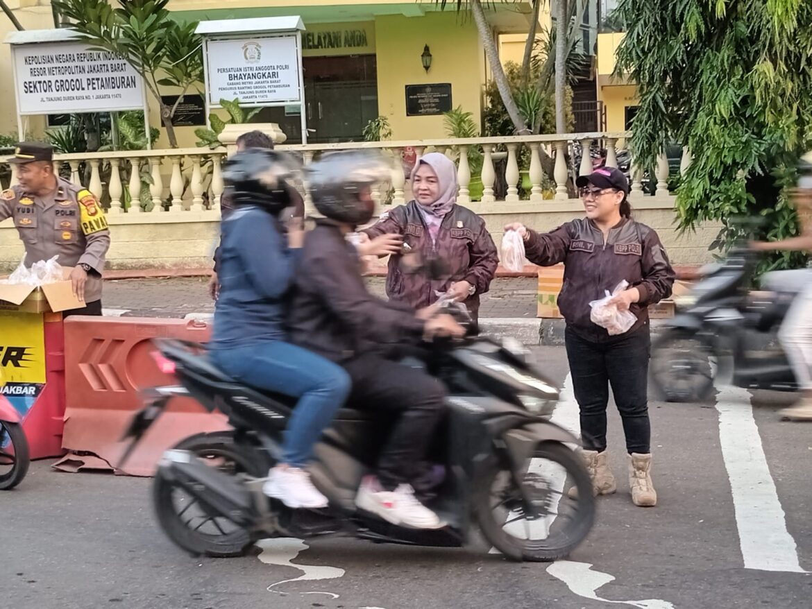 Sambut Ramadhan, KBPP POLRI Resor Jakarta Barat dan Polsek Grogol Petamburan Bagikan Takjil Buka Puasa
