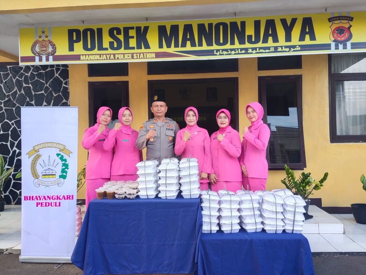 Berkah Ramadhan,Polsek Manonjaya Gelar Bakti Sosial membagikan Takjil dan Nasi Kotak Gratis