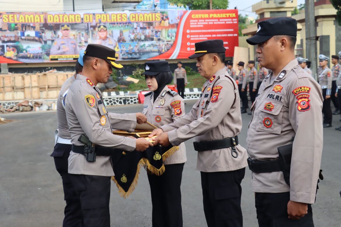 Polres Ciamis Polda Jabar Beri Penghargaan ke Kapolsek dan Tiga Personel Polsek Lakbok