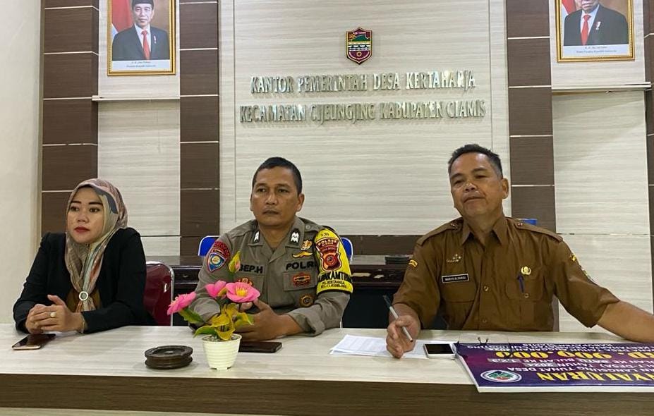 Polsek Cijeungjing Polres Ciamis Siagakan Personel Awasi Penyaluran BLT DD di Desa Kertaharja