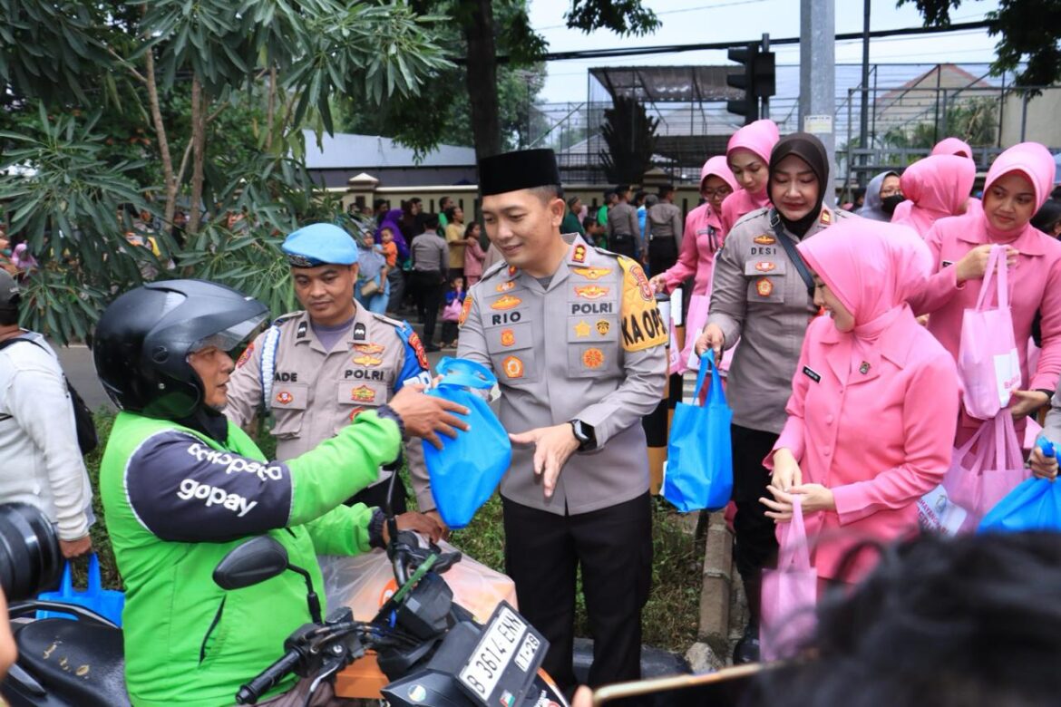 Kapolres Bogor bersama Bhayangkari dan Personil Jajaran Polres Bogor Laksanakan Bagi – Bagi Takjil Gratis Kepada Warga Masyarakat Kabupaten Bogor Wujud Kedekatan Polri dan Warga, Dilanjutkan Buka Puasa Bersama di Polres Bogor