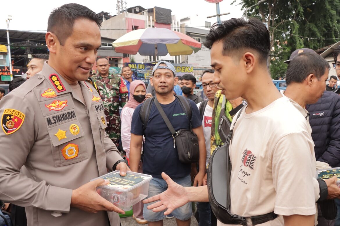 Kapolres Metro Jakarta Barat Buka Puasa Bareng Pemudik Di Terbus Grogol Petamburan, Ajak Masyarakat Waspada Selama Mudik Tahun 2024