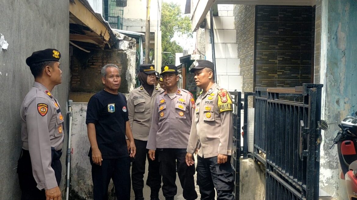 Antisipasi Pencurian, Polsek Kalideres Jakarta Barat Gelar Patroli Jalan Kaki di Pemukiman Kosong Yang DItinggal Mudik