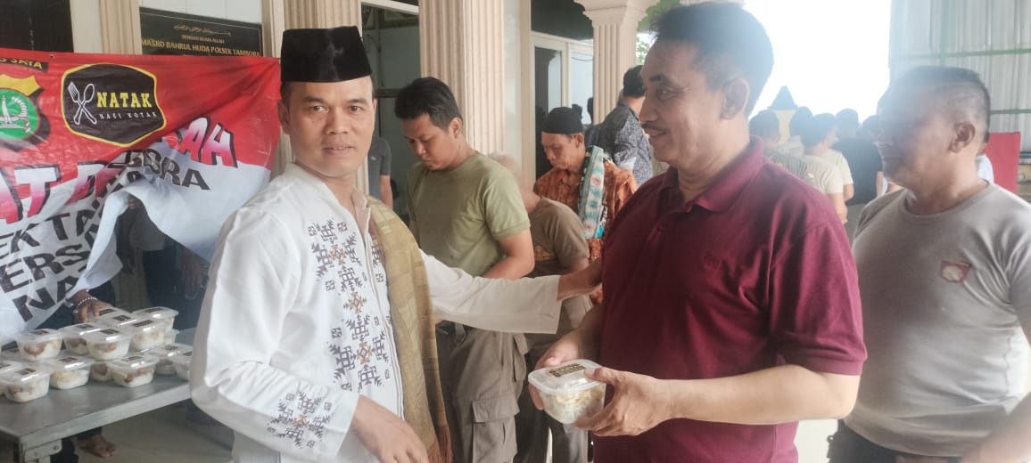 Polsek Tambora Bagikan 200 Nasi Kotak dalam Jumat Berkah di Masjid Bahrul Huda
