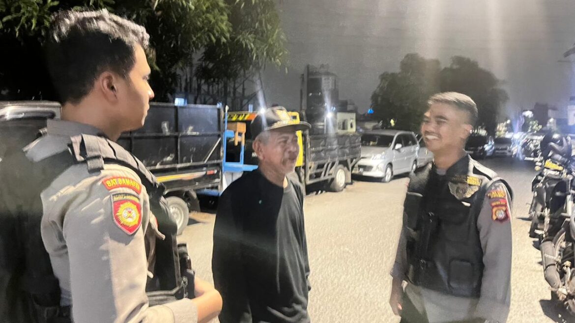 Tim Patroli Perintis Presisi Polres Jakbar Berikan Keamanan di Malam Hari: Sentuh dan Sapa Warga Kedoya Utara