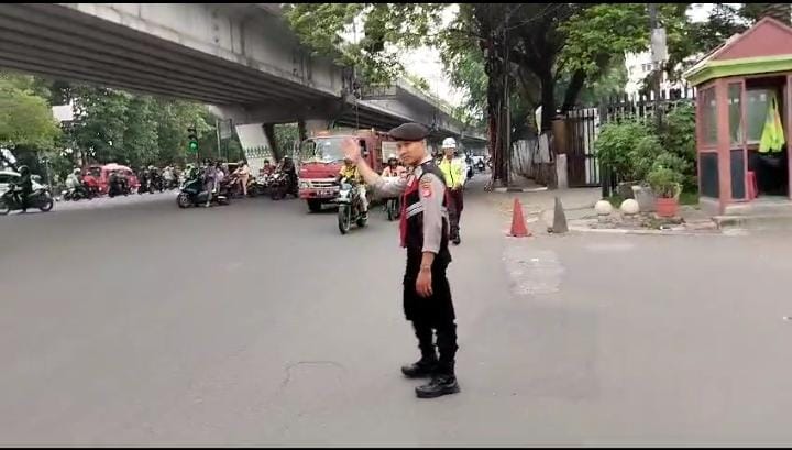 Polres Metro Jakarta Barat Siaga Atur Lalu Lintas saat Jam Sibuk Pagi, Beri Kelancaran Masyarakat Yang Akan Beraktivitas
