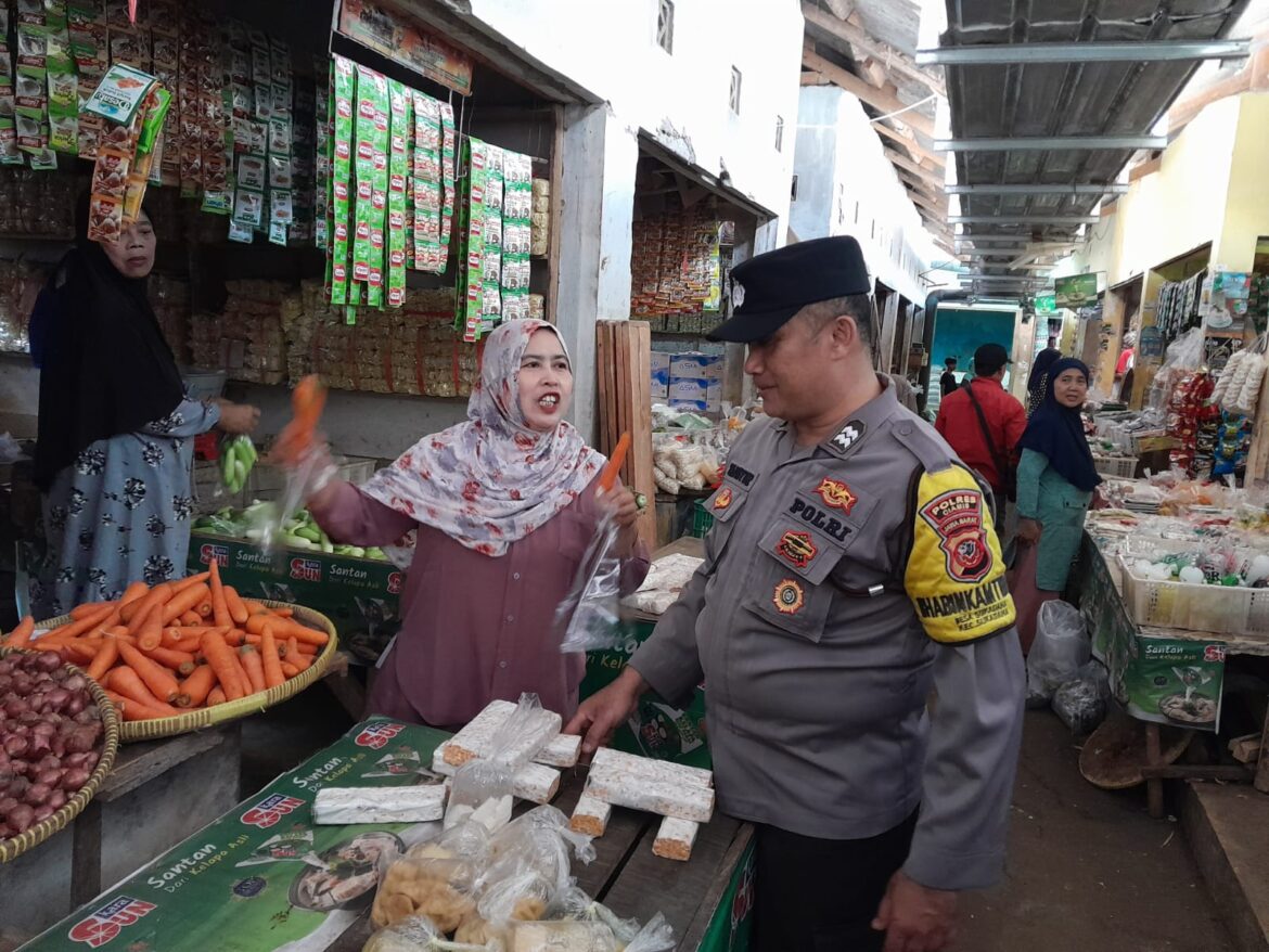Jaga Stabilisasi Harga, Polsek Sukadana Polres Ciamis Pantau Harga Beras di Pasar Dongkal