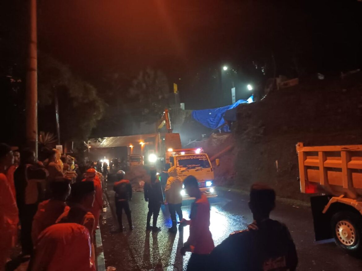 Bencana Tanah Longsor Terjadi di Desa Citaringgul, Babakan Madang Tidak ada Korban Jiwa Namun Akses Jalan Tertutup