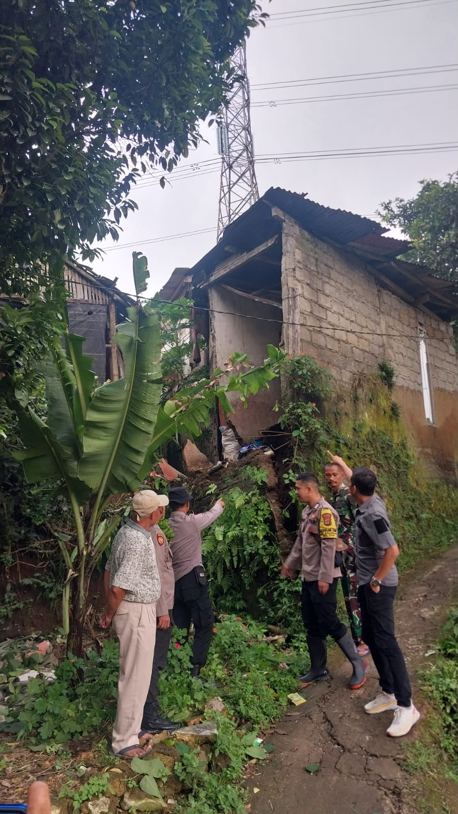 Polsek Ciawi Bersama Instansi Terkait Lakukan Pengecekan Kembali Adanya Rumah Roboh Akibat Bencana Alam