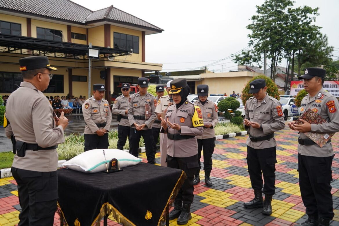 Kapolres Pimpin Penyaluran Zakat Fitrah dari 793 Personil Polres Tasik Kota, Sebanyak 2.230 Kg Beras