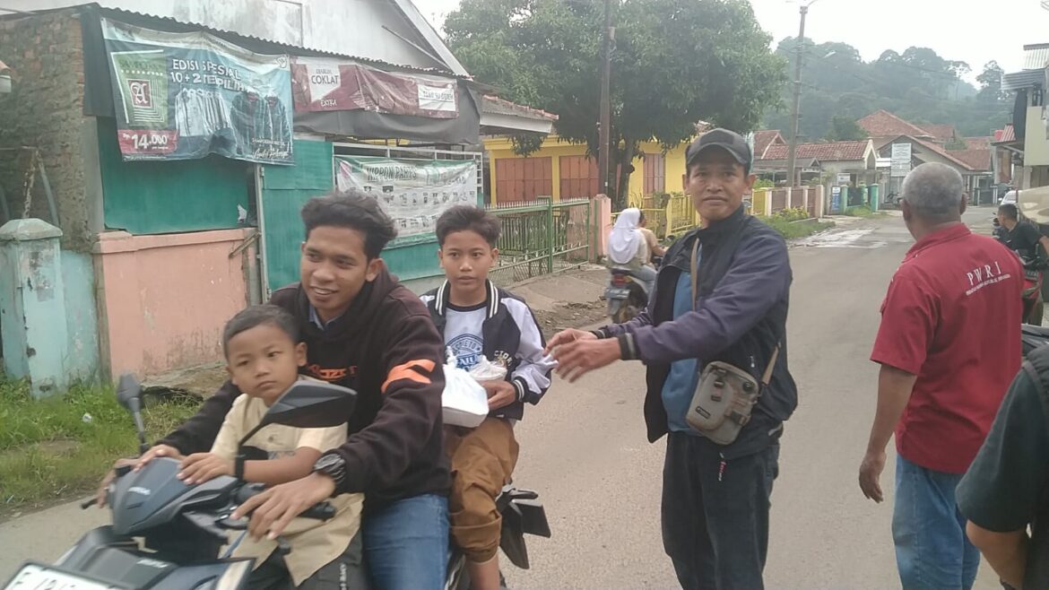 Media Center Nanggung Membagikan Takzil Kepada masyarakat di Sekitaran Jalan Ace Tabrani Desa Parakanmuncang Kecamatan Nanggung