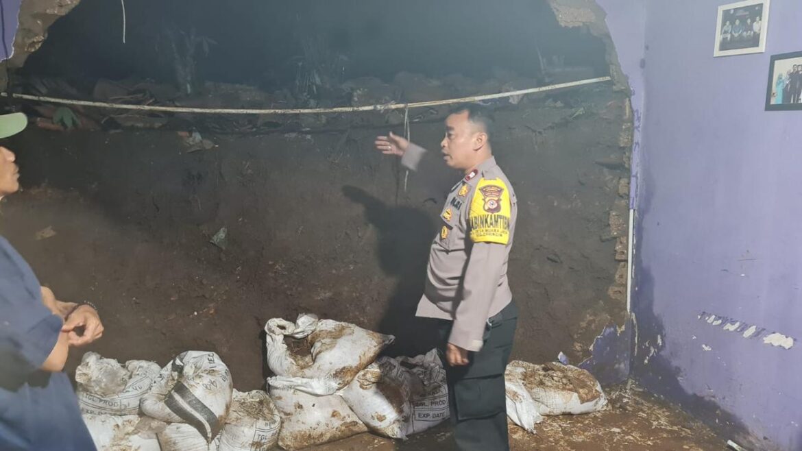 Polsek Caringin Bersama Instansi Terkait Lakukan Pengecekan Terkait Musibah Bencana Robohnya Rumah Warga