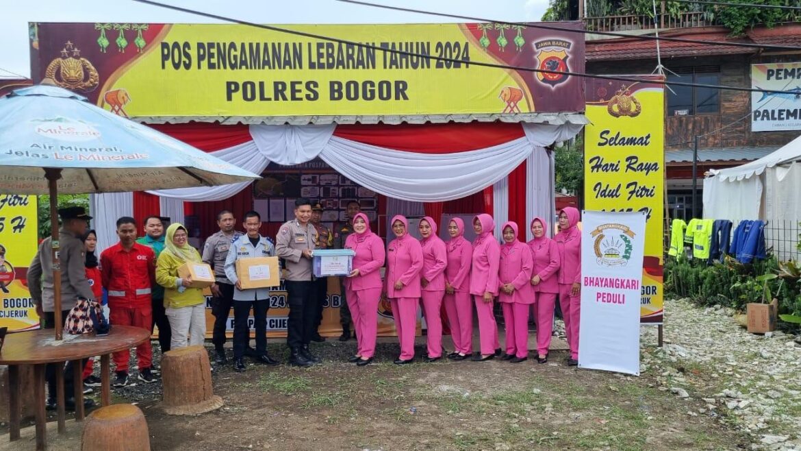 Kapolsek Cijeruk Bersama Ketua Ranging Bhayangkari Cijeruk, Lakukan Giat Penyerahan Tali Asih dari Ketua Bhayangkari Cabang Polres Bogor kepada Personil Pos Pam Cigombong
