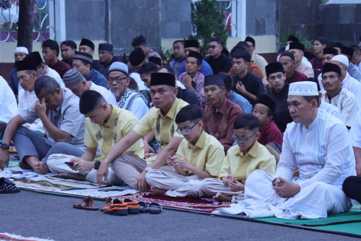 Hari Raya Idul Fitri 1445 H, Kapolres Ciamis AKBP Akmal Shalat Ied di Halaman Mako Polres Ciamis