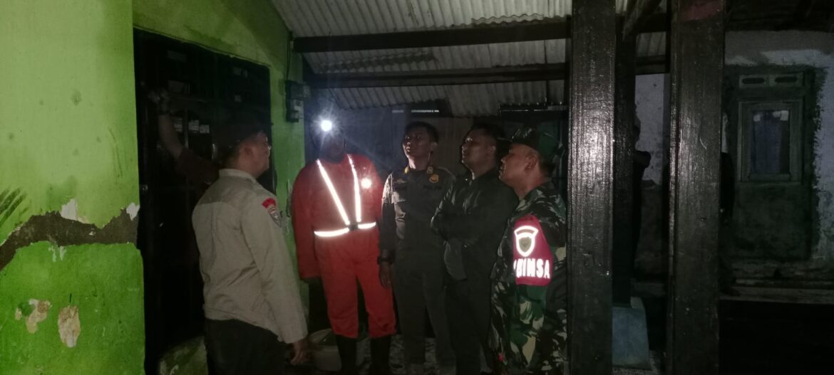 Polsek Jonggol Cek TKP Kebakaran Rumah yang Terjadi Akibat Konsleting Listrik