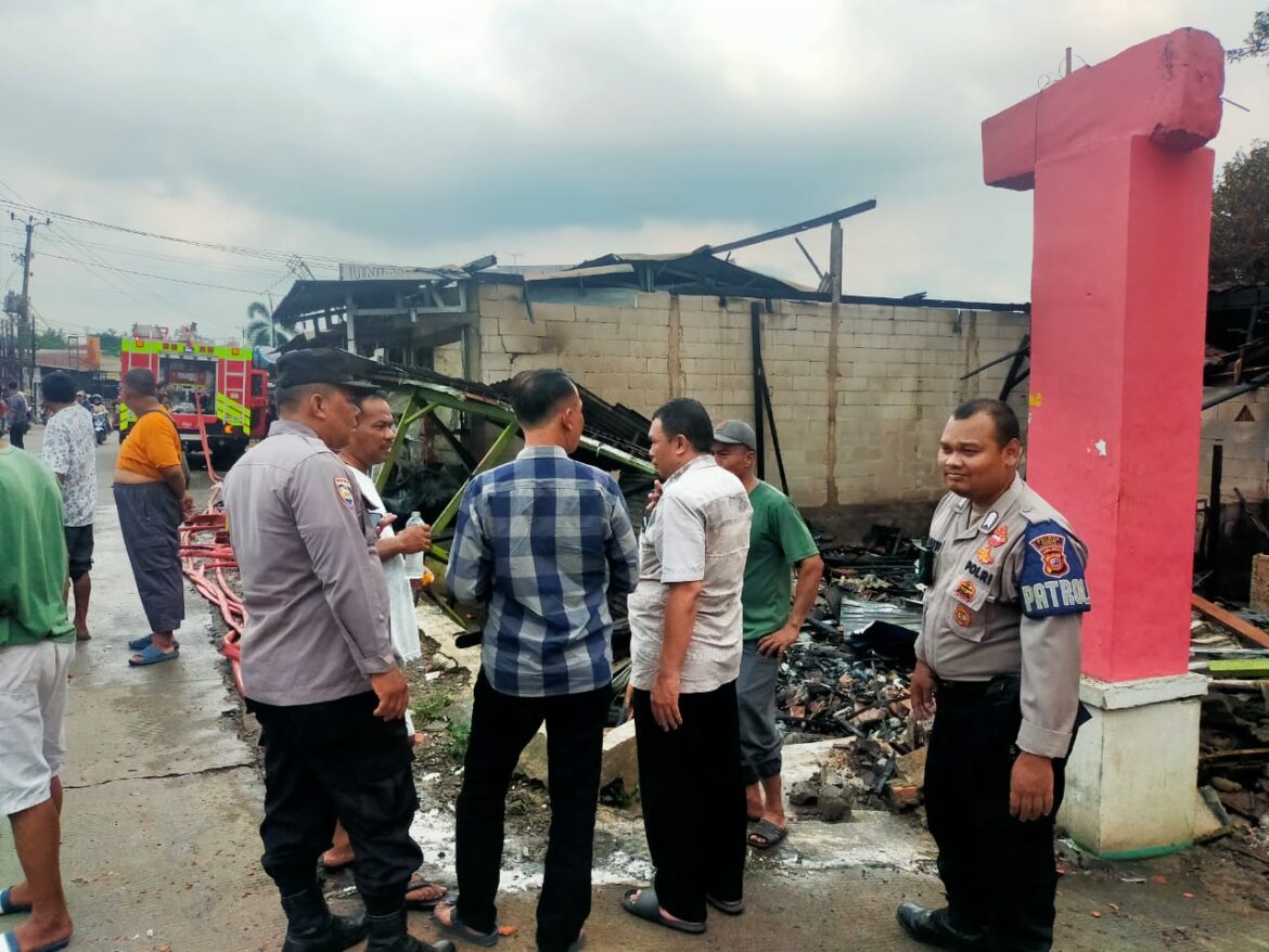 Polsek Gunung Putri Cek Olah TKP Kebakaran Toko Sembako dan Toko Kasur Busa