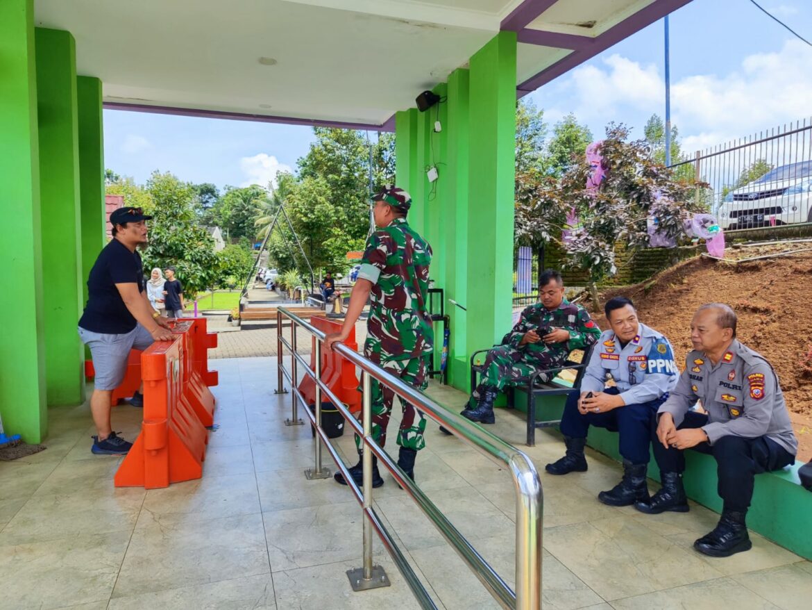 Polsek Cipaku Polres Ciamis Giat Pengamanan Objek Wisata Kolam Renang di Desa Jalatrang