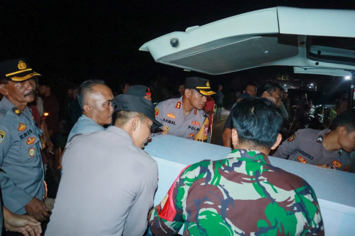 Kapolres Ciamis Hadiri Pemakaman Korban Kecelakaan Jalan Tol Japek KM 58 di Ciamis
