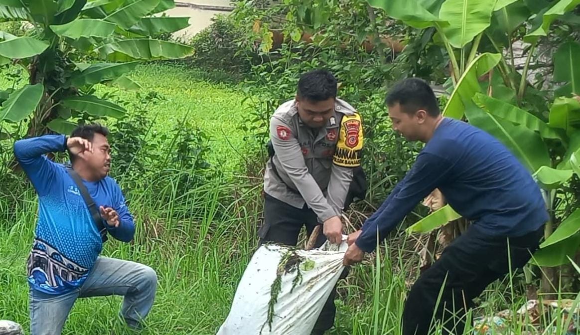 Polsek Banjarsari Polres Ciamis Giat Pembersihan Sampah di Aliran Anak Sungai Ciputra Haji Desa Sukasari