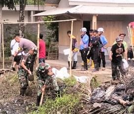 Polsek Banjarsari Polres Ciamis Bareng TNI dan Warga Kerja Bakti Bersihkan Sungai Sindangtawan