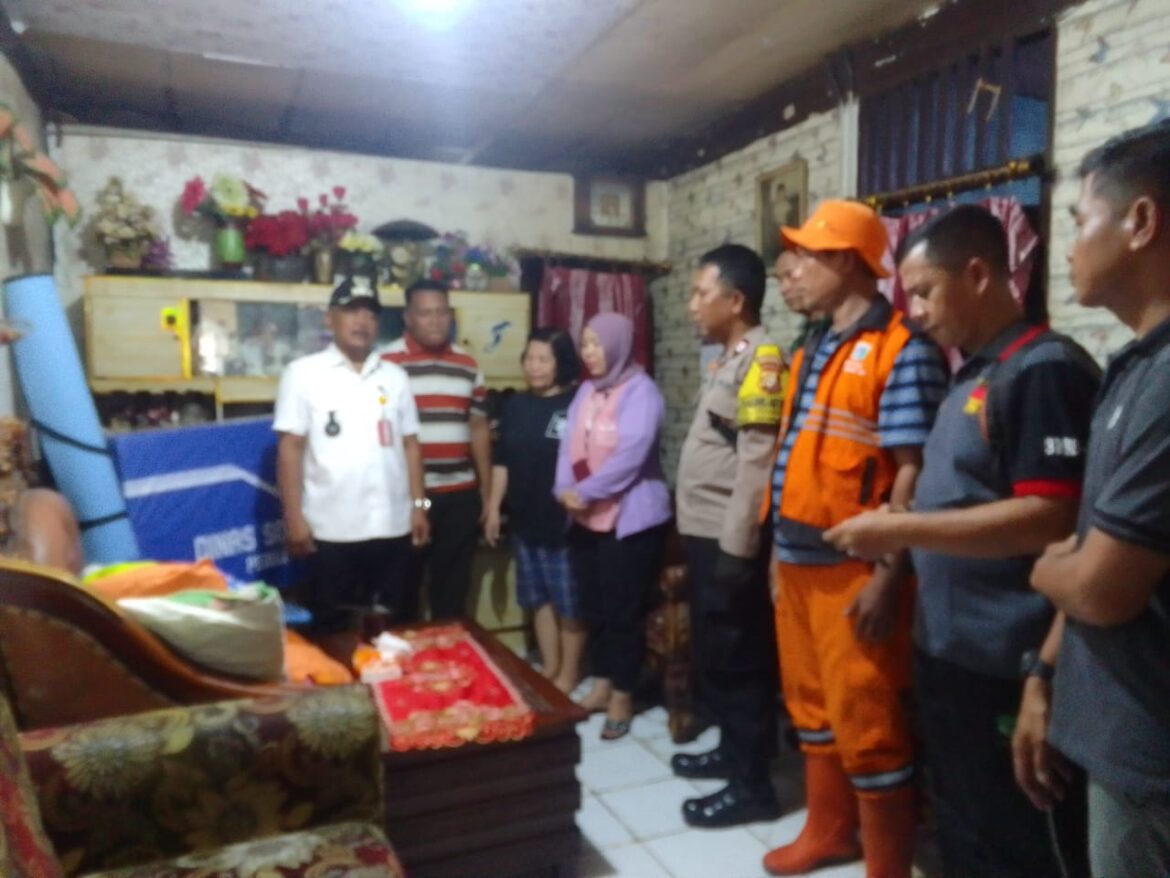 Bhabinkamtibmas Polsek Kramatjati Dampingi Lurah Berikan Bantuan Sosial kepada Warga yang Sakit Menahun
