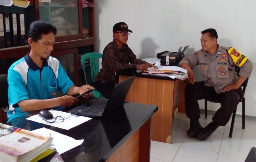 Jaga Kondusifitas, Polsek Lakbok Polres Ciamis Silaturahmi Kamtibmas ke Perangkat Desa Sukanagara