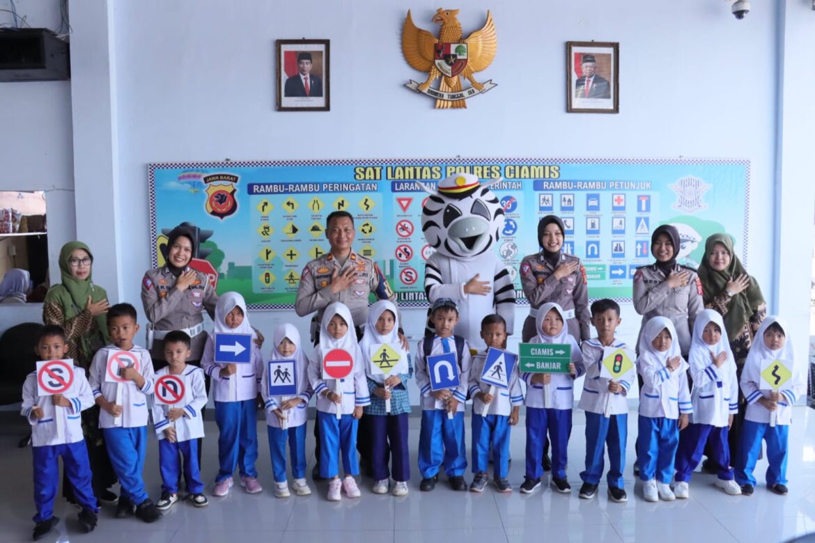 Polsanak, Siswa Siswi RA Al-Ihsan Datangi Mako Polres Ciamis