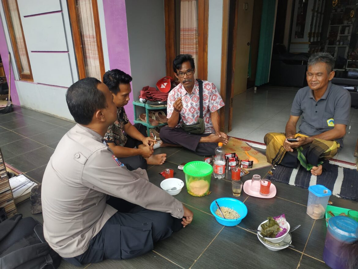 Antisipasi Gangguan Kejahatan, Polsek Cimaragas Polres Ciamis Giat Silaturahmi Kepada Warga