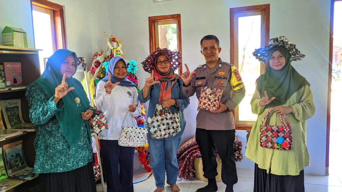 Personel Polsek Cipaku Sambang dan Terima Kunjungan Dinas Perpustakaan Ciamis ke TBM Desa Jalatrang