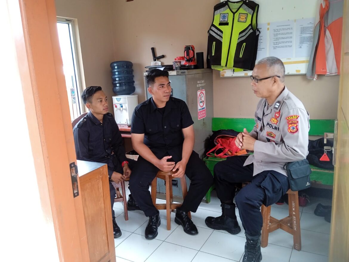 Polsek Rancah Polres Ciamis Datangi SMAN 1 Rancah Koorkom Asistensi Penertiban Atribut Satpam