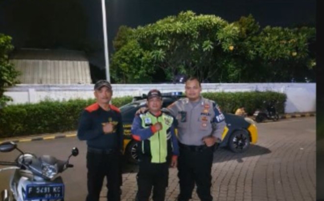 Polsek Gunung Putri Laksanakan Patroli dan Cek Perumahan Untuk Berikan Rasa Aman Bagi Para Pemudik Yang Meninggalkan Rumahnya Dalam Keadaan Kosong
