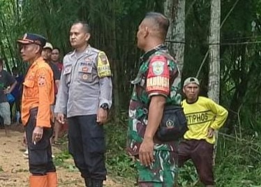 Polsek Cikoneng Polres Ciamis Datangi TKP Tanah Longsor di Jalan Desa Darmacaang