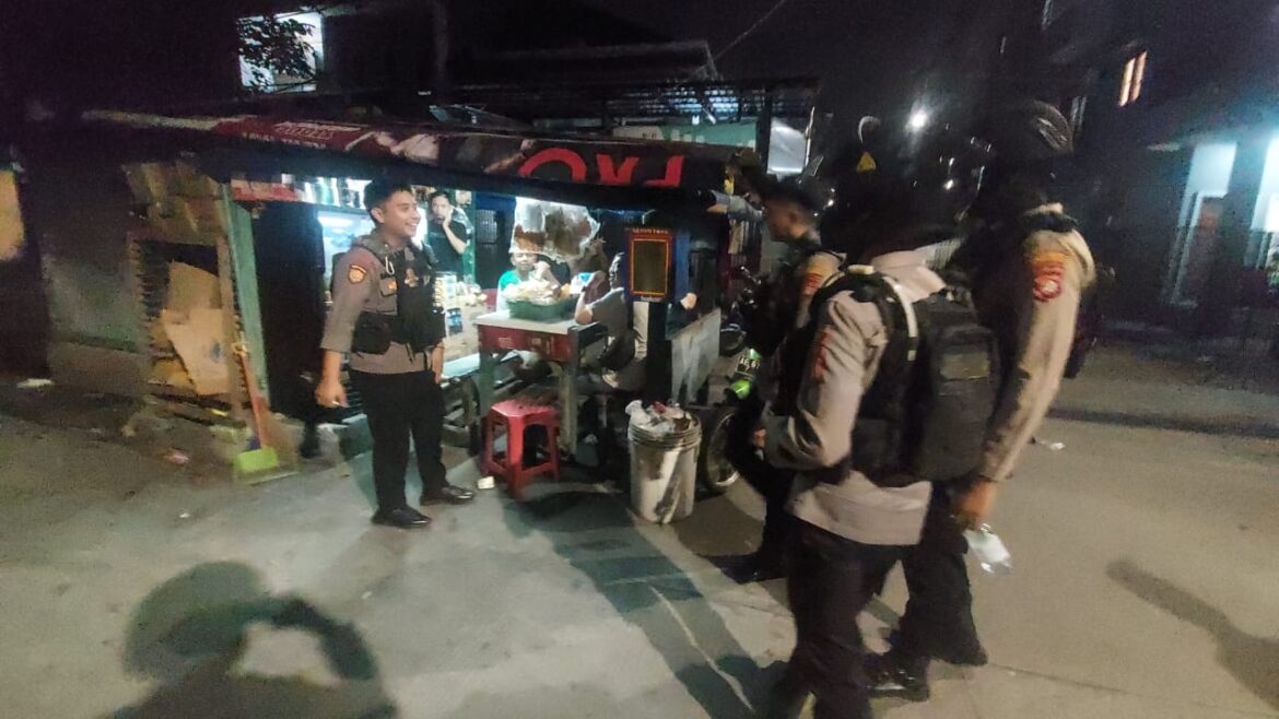 Tim Patroli Polres Metro Jakarta Barat Patroli Dialogis di Pemukiman Warga Cegah Guantibmas