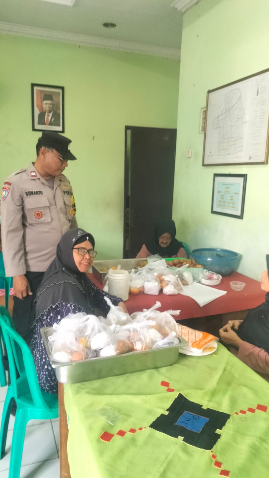 Bhabinkamtibmas Kelurahan Johar Baru Aiptu Sunarto Berikan Himbauan Saat Kegiatan Posyandu