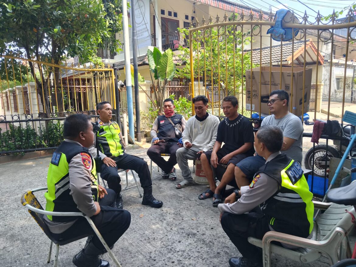 Wakapolsek Cempaka Putih Sambangi Warganya Untuk Menyampaikan Pesan Kamtibmas
