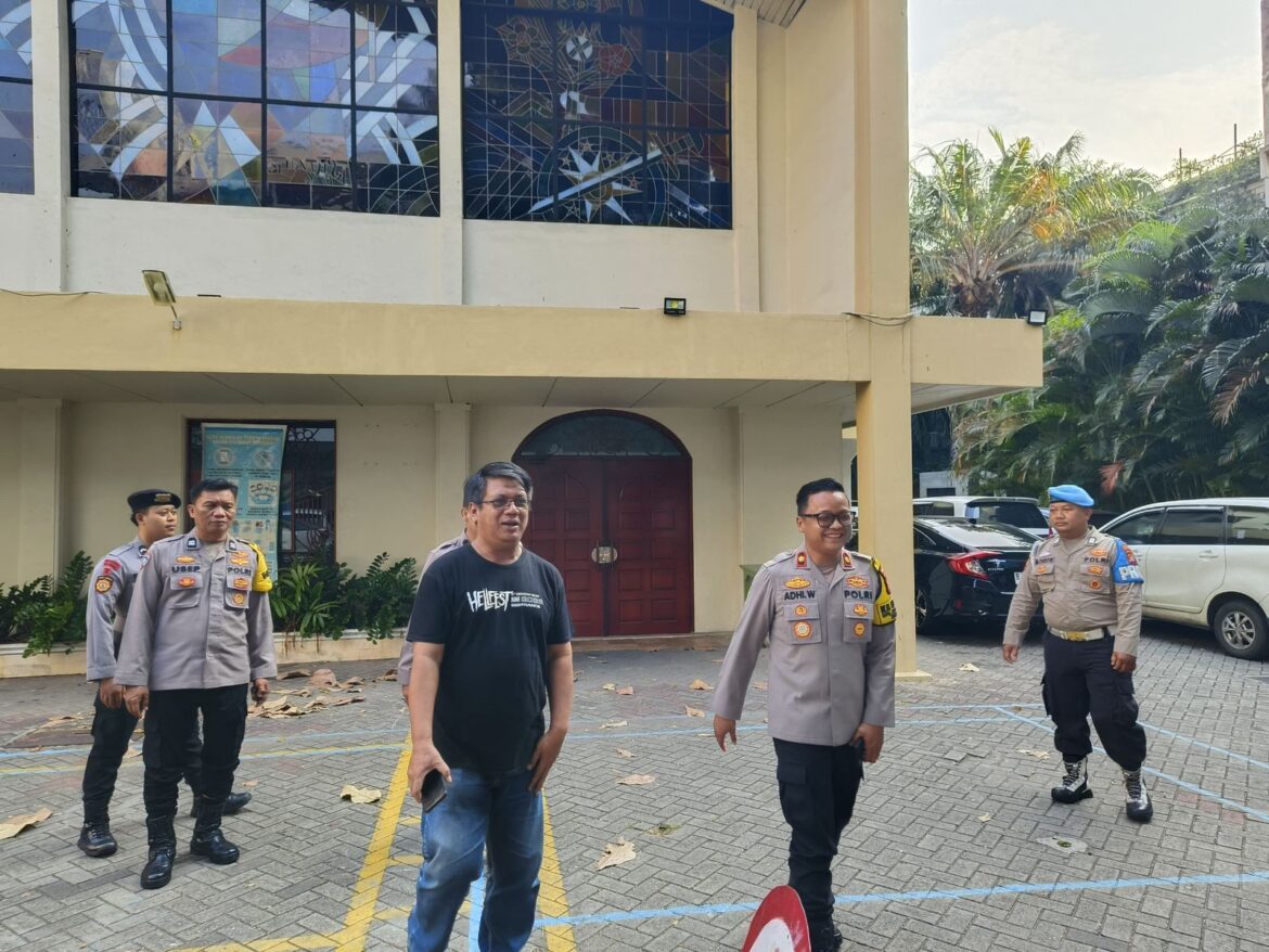 Peduli Kemanusiaan, Polisi Gandeng Lansia Beri Pelayanan Ekstra Saat Ibadah Kenaikan Yesus Kristus di gereja Paroki St. Petrus Paulus Tamansari