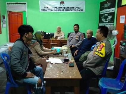 Berikan Rasa Nyaman, Dua Personel Polsek Sukadana Polres Ciamis Patroli di Waktu Subuh