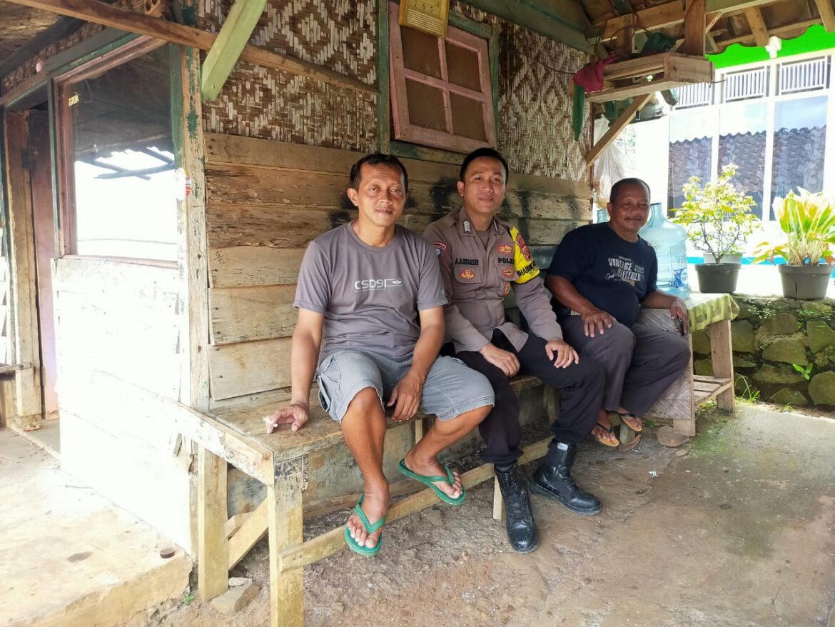 Perkuat Sinergitas, Polsek Cipaku Polres Ciamis Koorkom ke Tokoh Masyarakat di Desa Muktisari